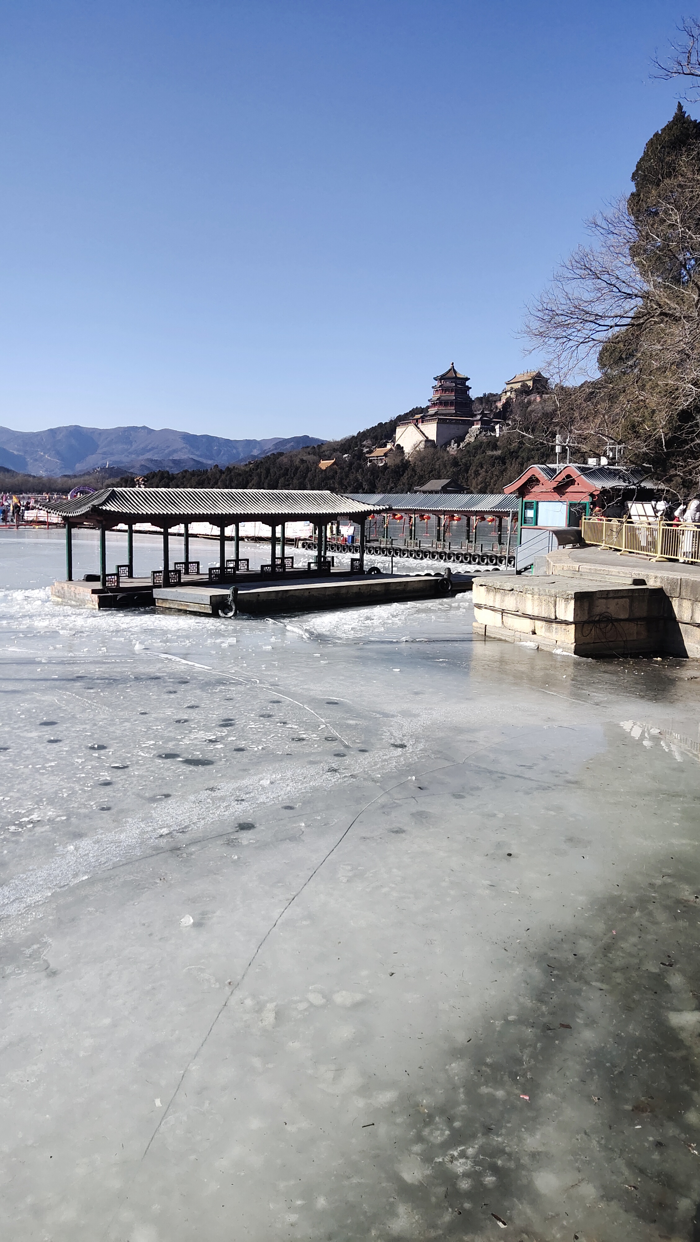 颐和园的冬天很美,其中一大亮点就是在昆明湖上滑冰的情景.