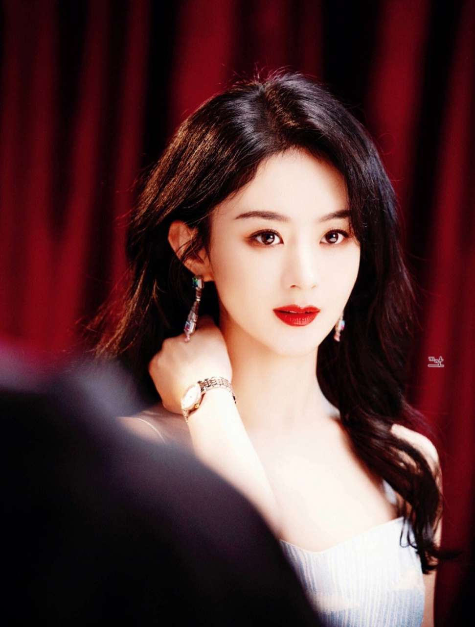 第一梯队:杨紫,迪丽热巴 第二梯队:赵丽颖 第三梯队:赵露思,白鹿 第