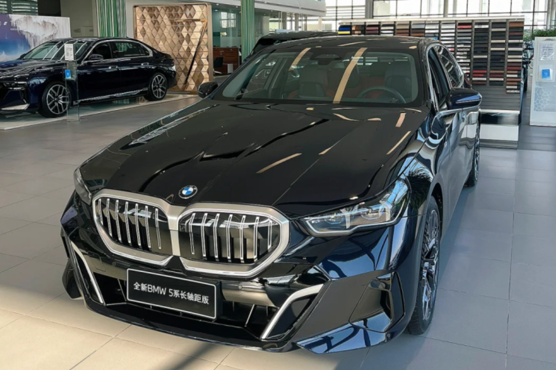 新宝马5系进店,"大电视"感受像7系,"鼻孔"尺寸挺舒服
