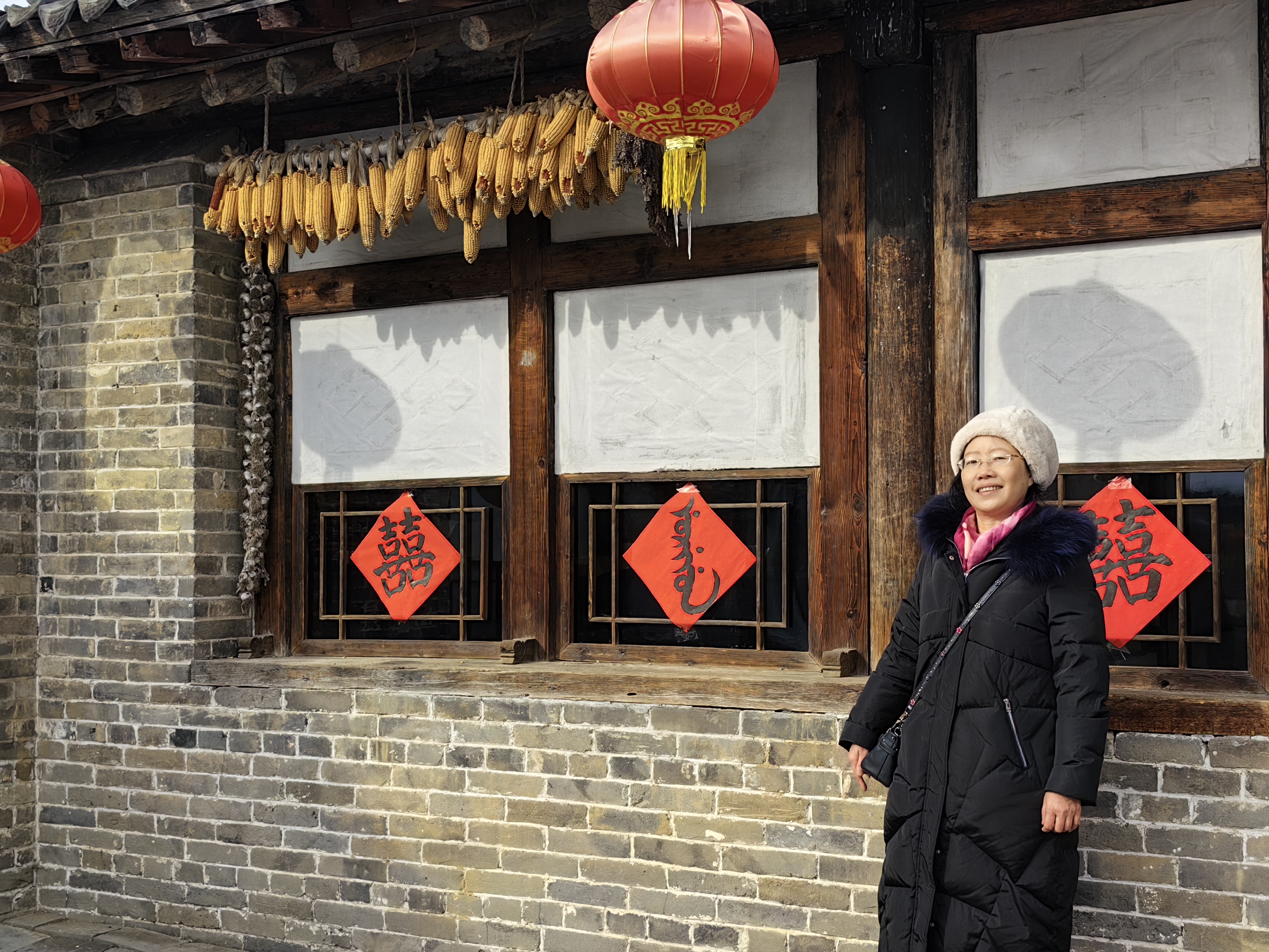 你可以参加满族的传统节日活动,如萨满舞,扭秧歌等,感受那份民俗的