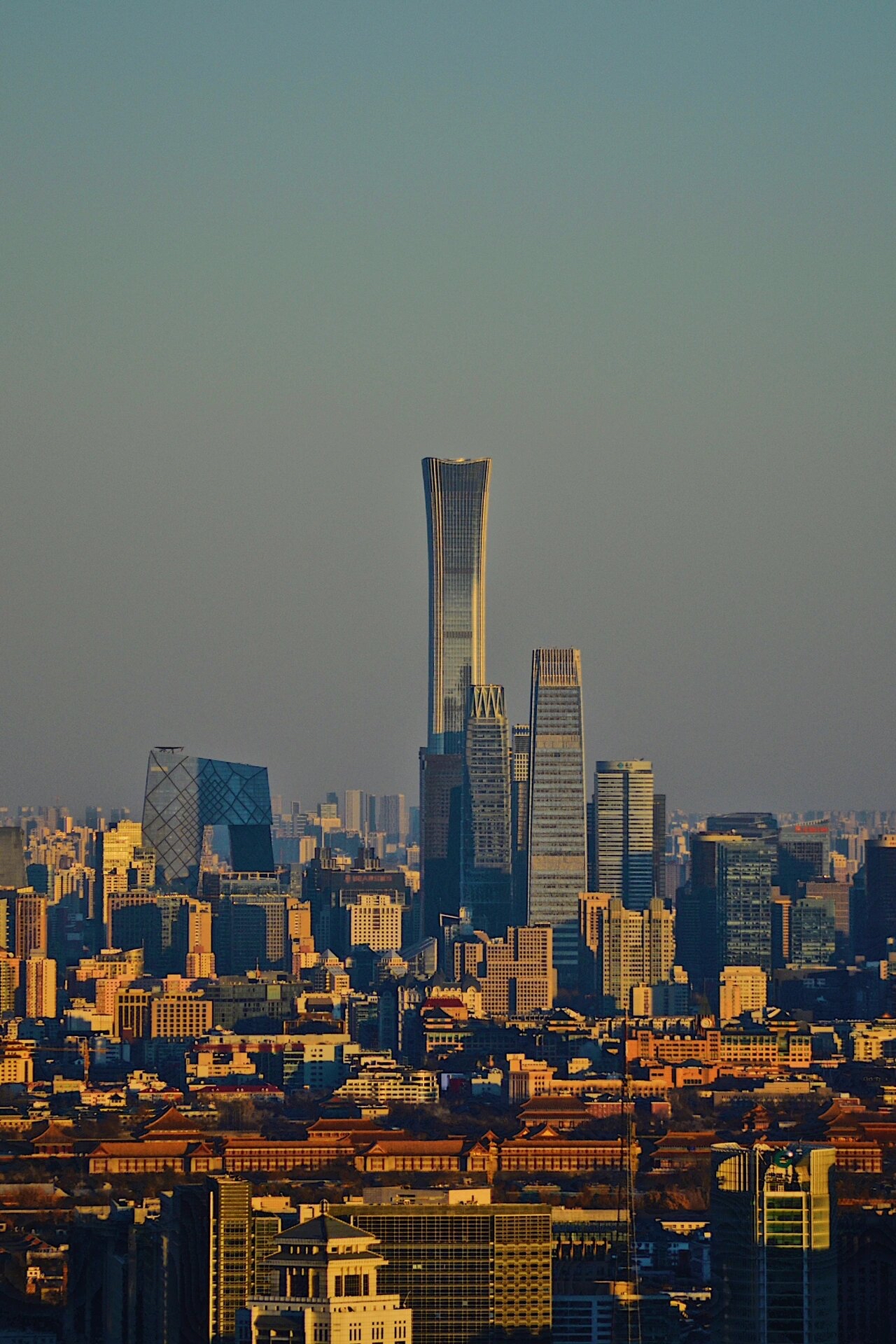 一天时间,去景点肯定是来不及了,那就去中央电视塔俯瞰整个北京城吧