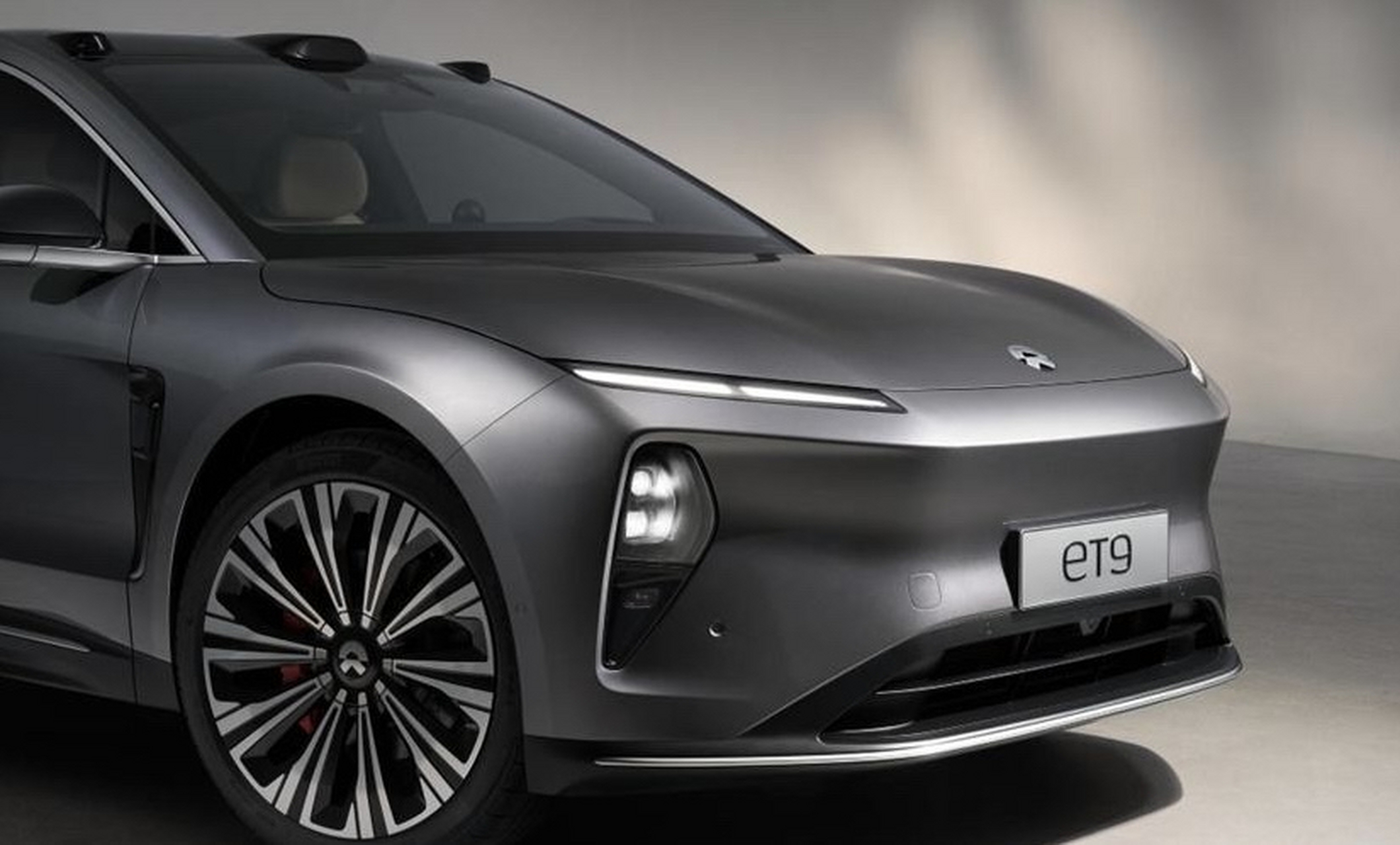 为什么新能源车都喜欢做成眯眯眼?因为这样会让你联想到科技感.