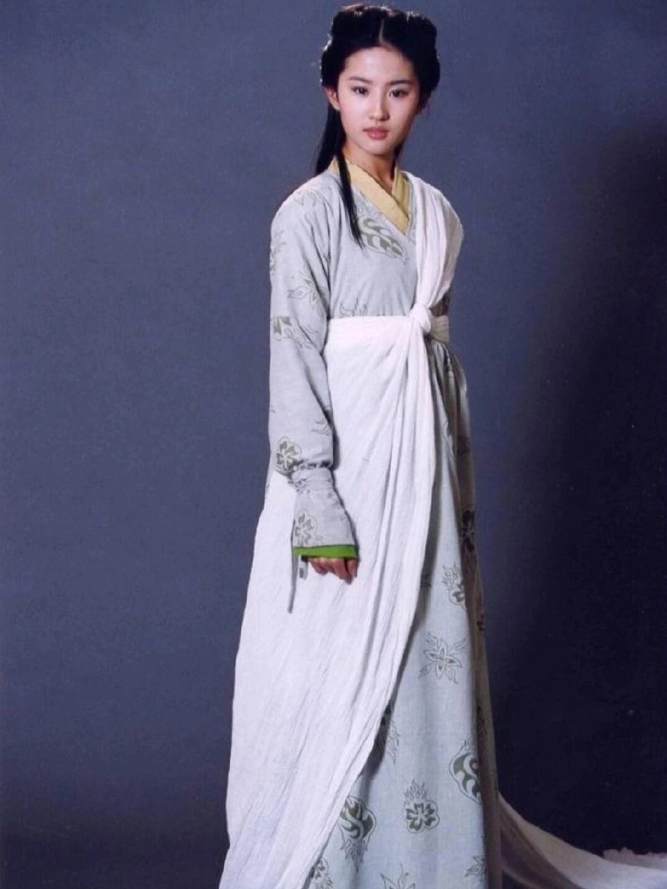 当年仙剑奇侠传赵灵儿的定妆照,刘亦菲那时候真的好青涩啊[亲吻]