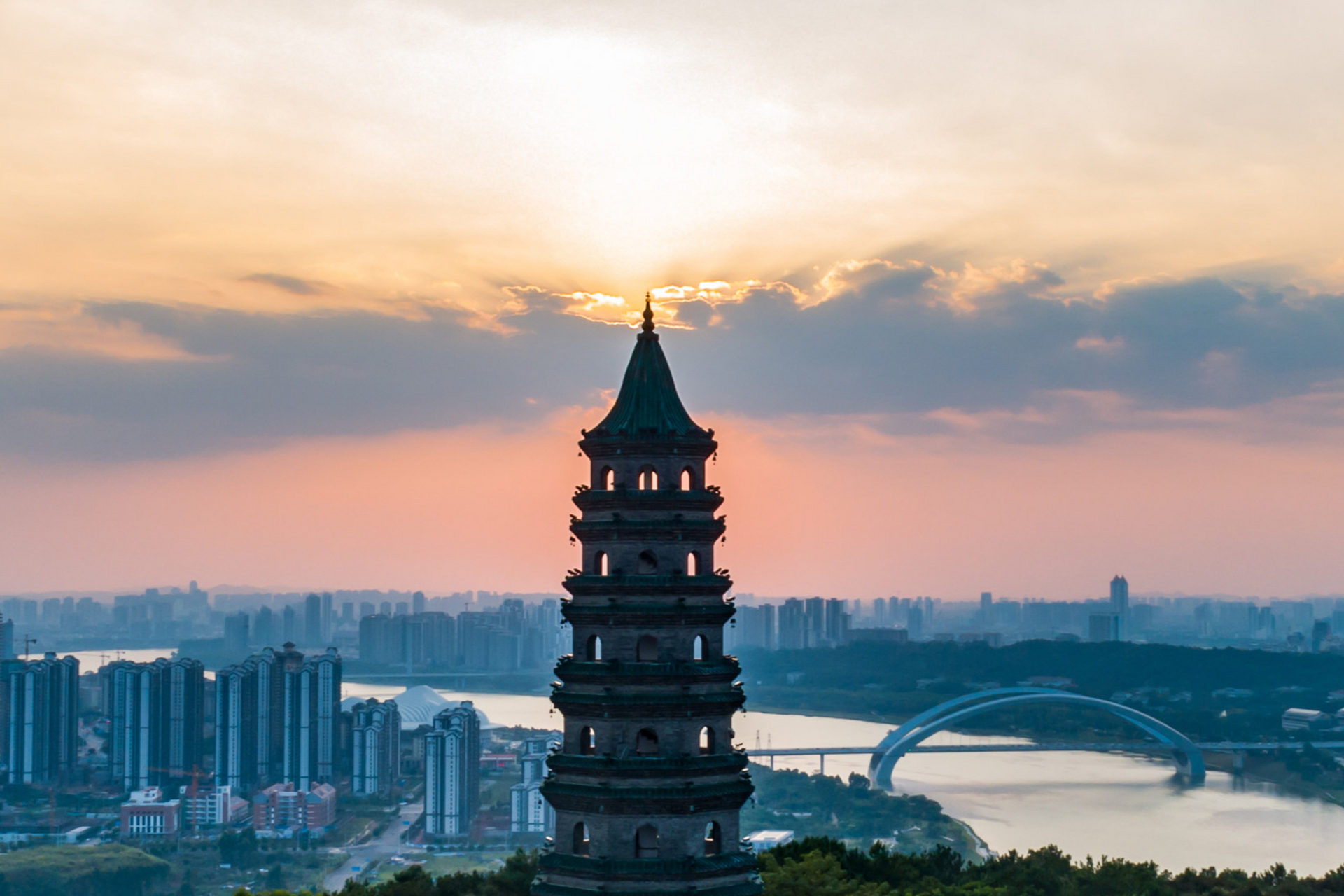 龙象塔壮景震撼心灵,人文景观更添魅力!来此一游定留难忘回忆.