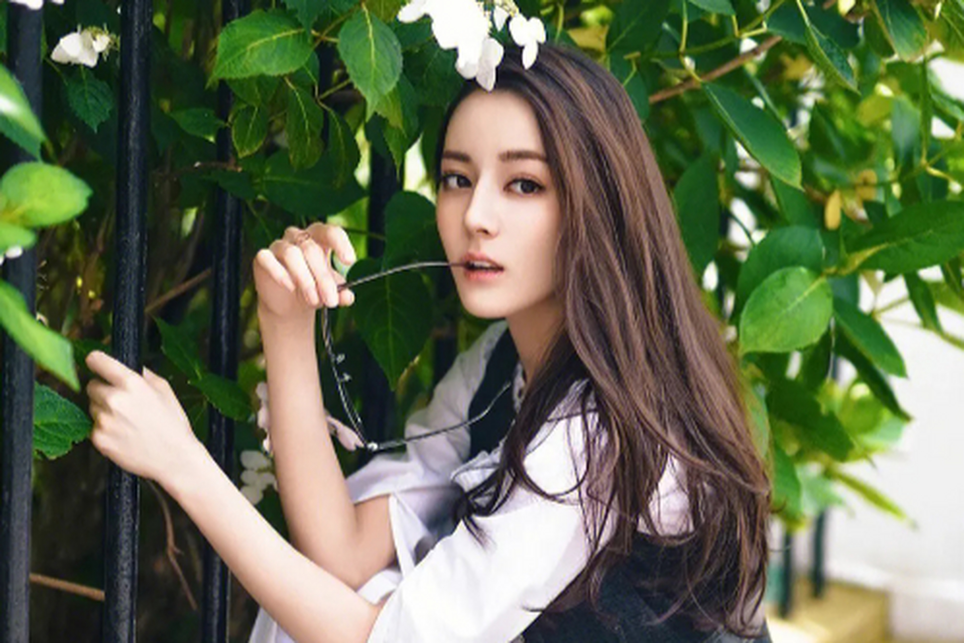 娱乐圈传出重磅消息,迪丽热巴怀孕8个月!绯闻对象疑为黄景瑜和肖战.