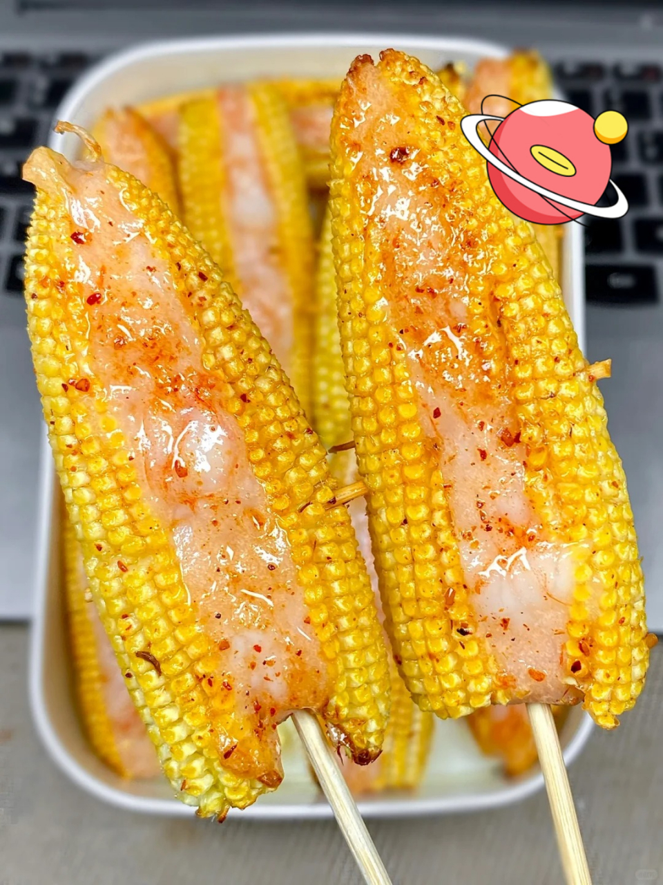 玉米笋的清甜爽口,配上鲜美q弹的虾滑,简直是绝配!加上辣椒面的点缀