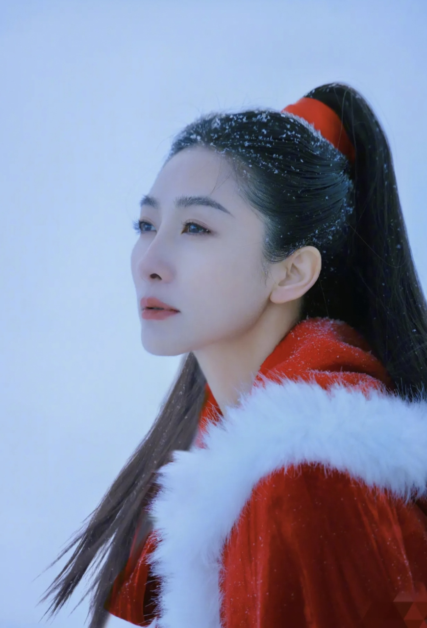 陶昕然在社交媒体上分享了一组令人惊艳的雪地红衣古装照片