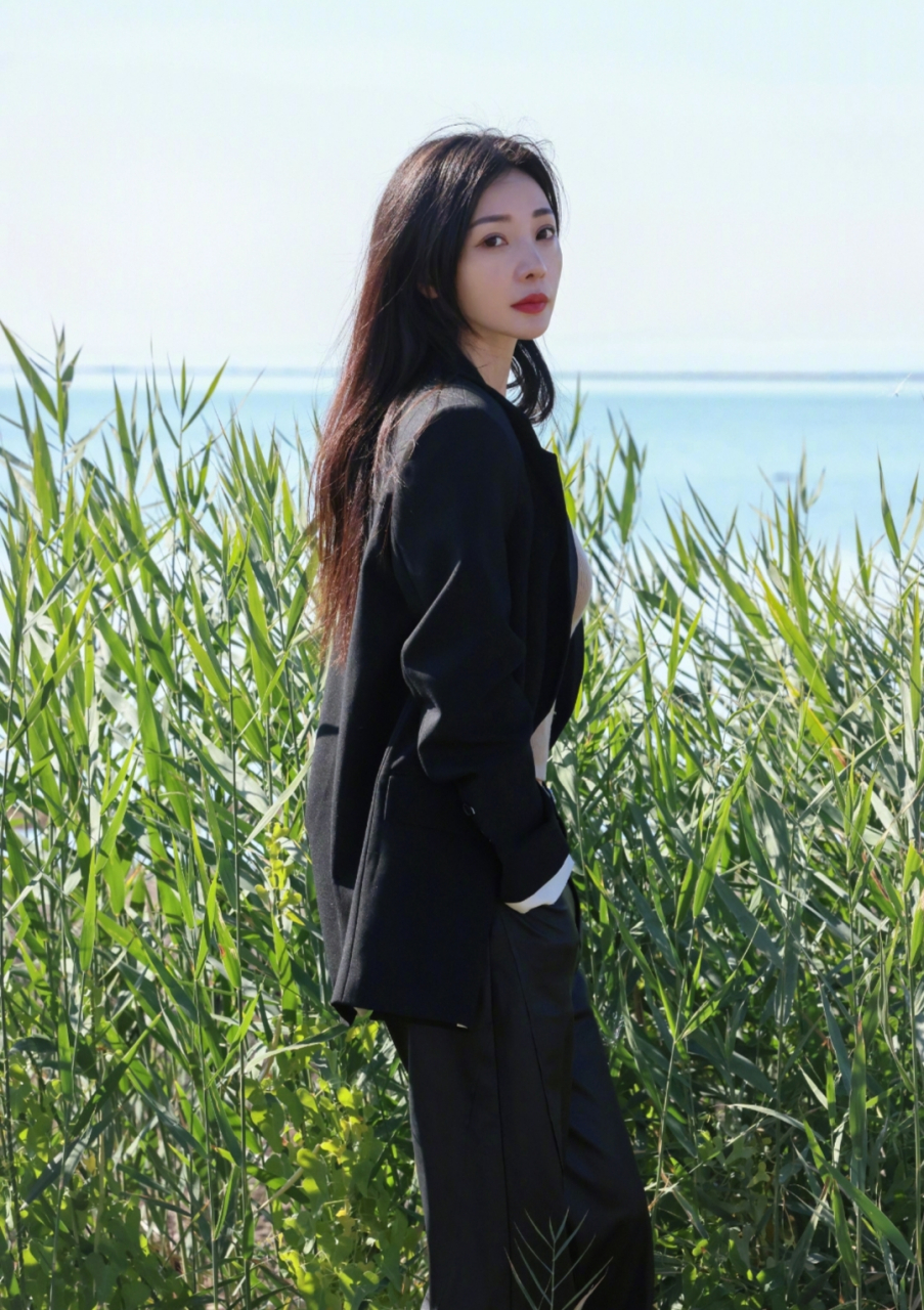 柳岩穿私服真的好简约,朴素的装扮中透露着她特有的性感!