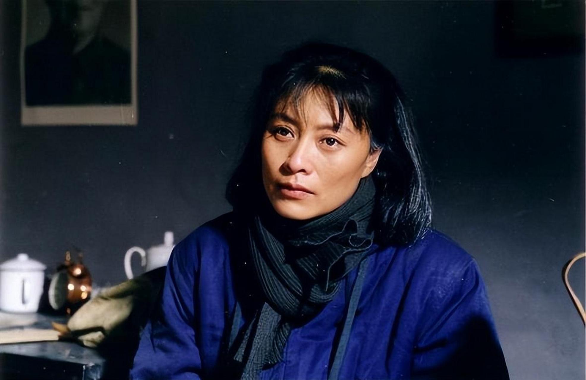 与女儿和解,其也成为演员.岳红不靠女儿名气,坚持演绎婆婆妈妈角色
