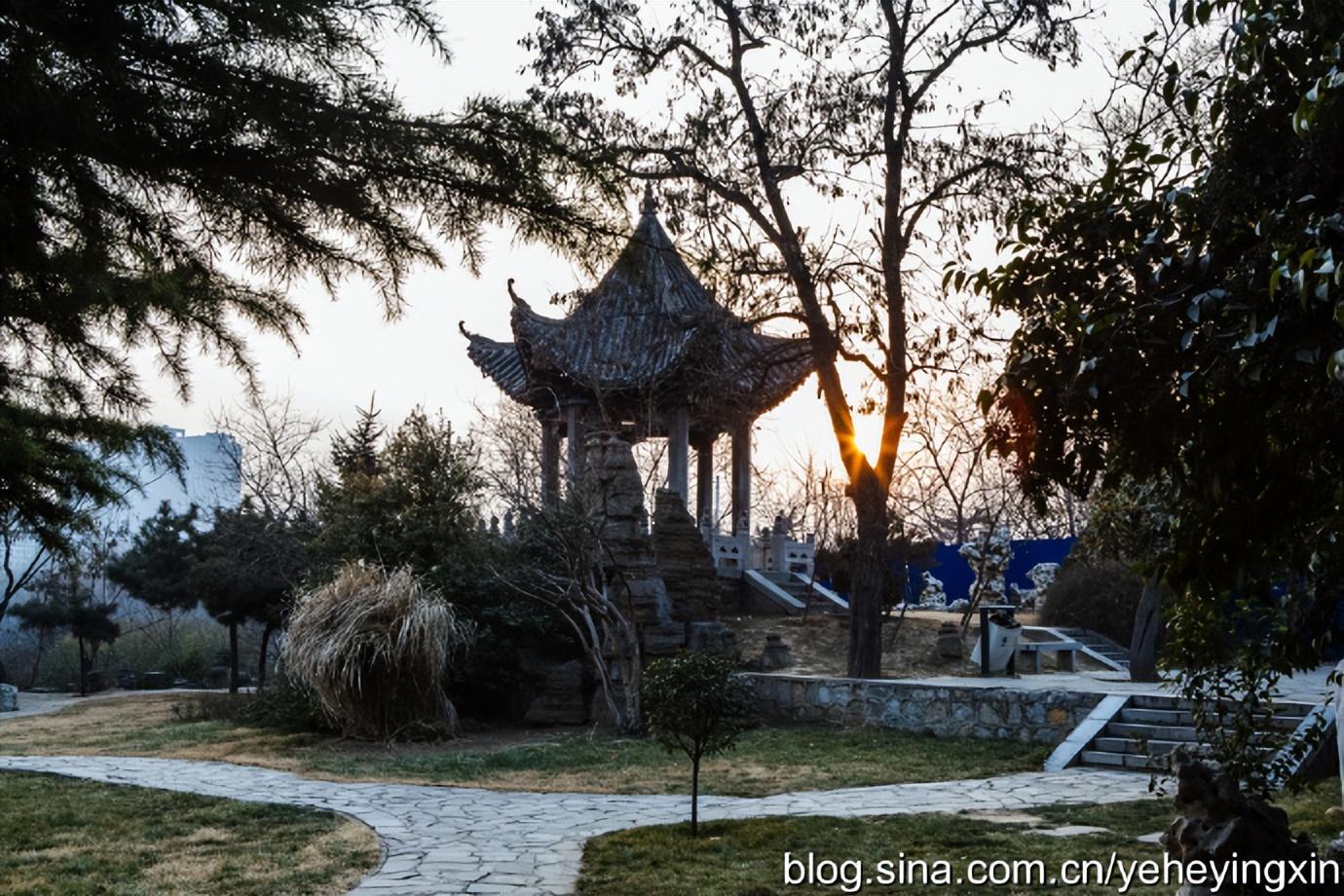 东起彰德路,西至京广铁路,南临人民大道,北与安阳洹河相接,是一座