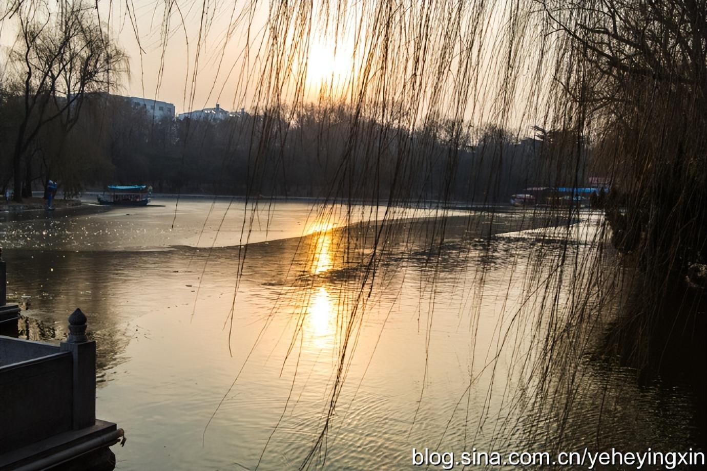 洹水公园位于河南省安阳市北关区, 东起彰德路,西至京广铁路,南临人民
