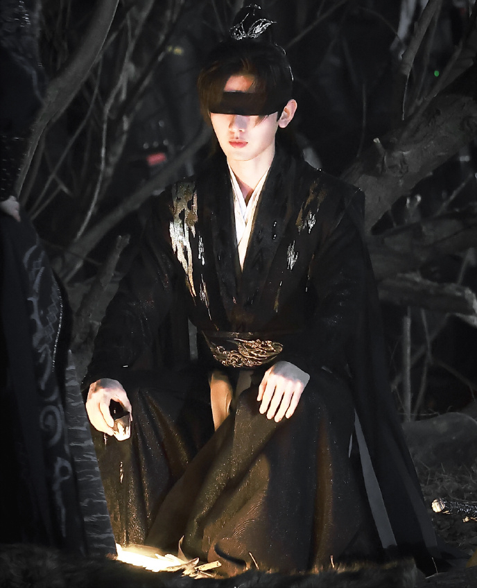 成毅公布王权富贵新装?白衣斗篷仙气十足,高冷贵公子帅哭了