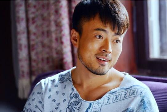 父亲是编剧,媳妇是演员,他本不用担忧资源,甘愿从龙套做起