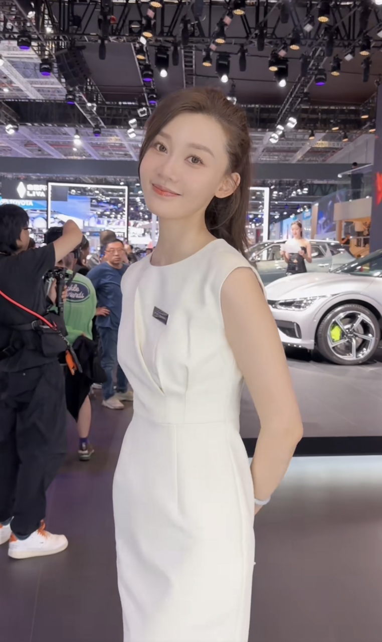 网红美女车模  张芮尔 张芮尔,之前叫张骞羽,1994年出生北京朝阳,身高