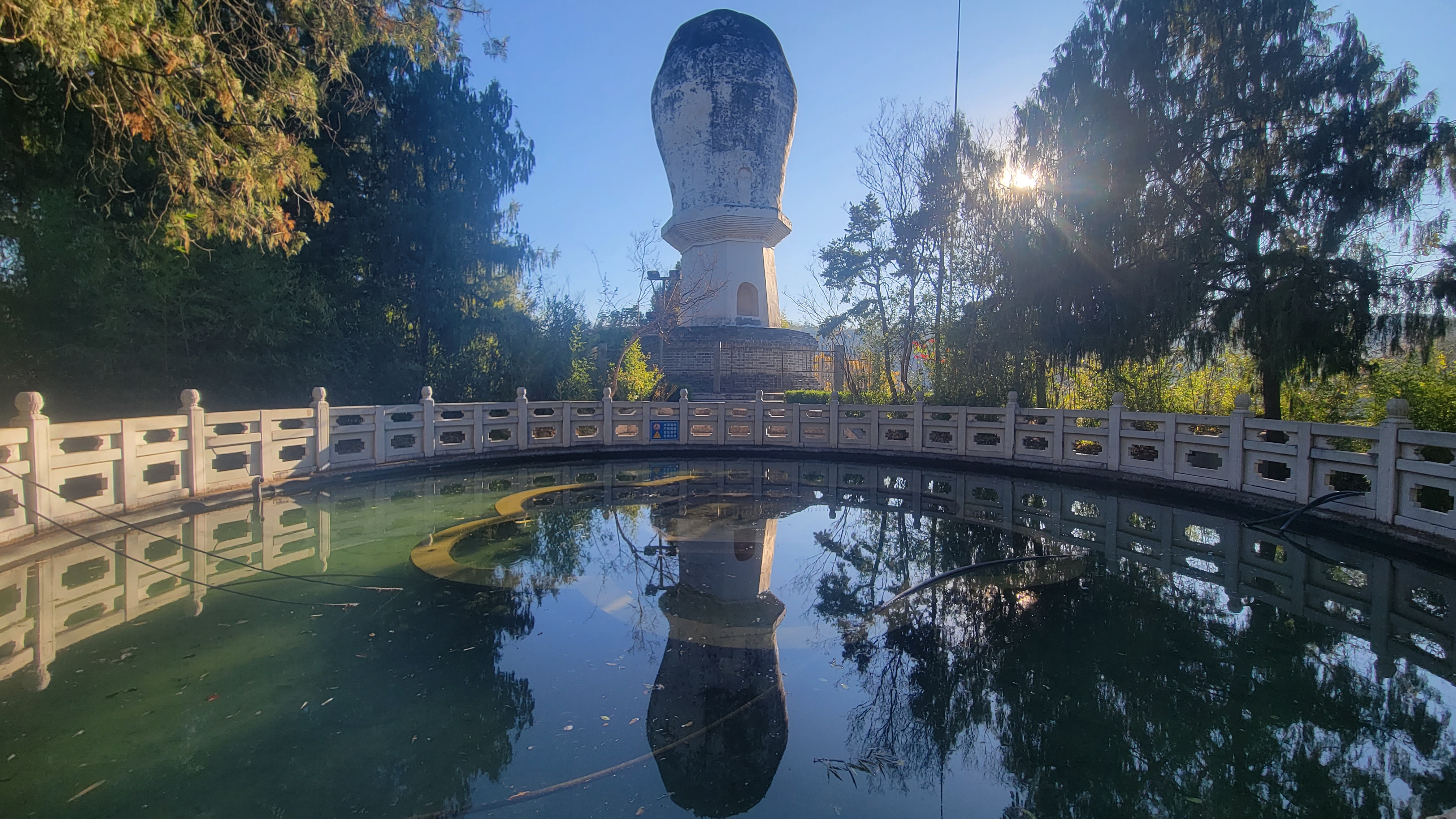 白塔公园是大姚县城观赏的理想位置,从白塔公园的不同角度可以欣赏到