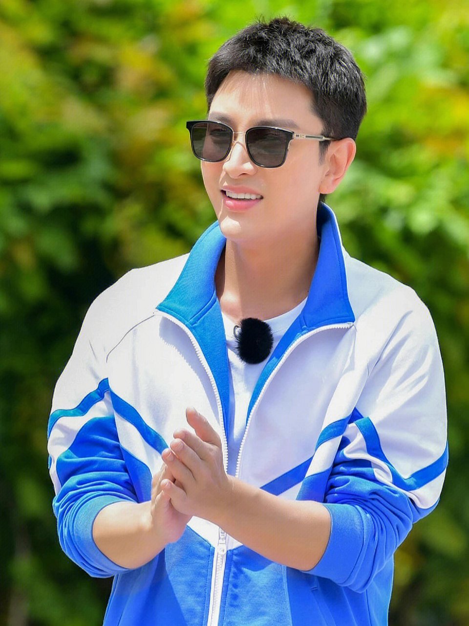 贾乃亮在微博上感慨,这合拍就像是要被扛走了一样,这操作真是太有料了