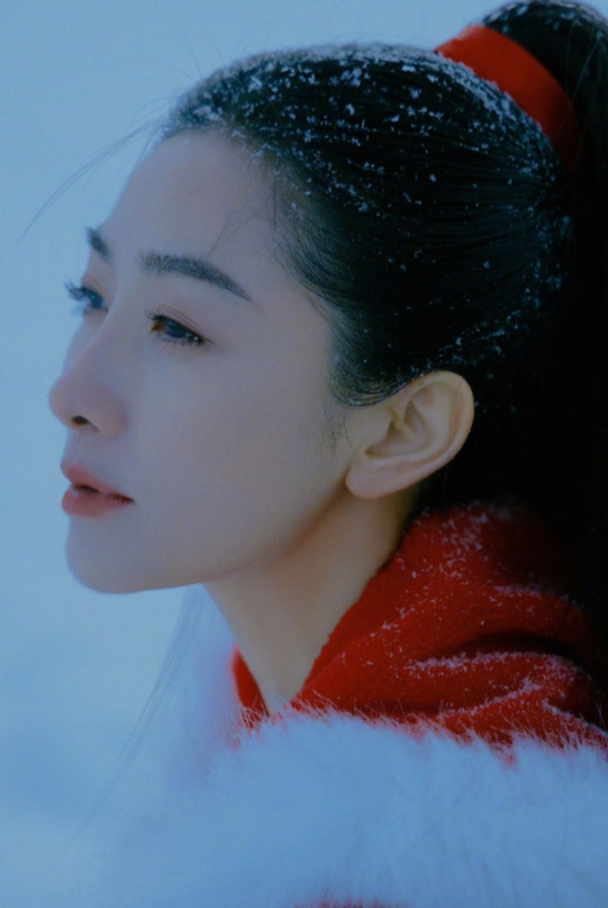 陶昕然的雪地红衣古装照,这和安陵容是完全不同的风格!