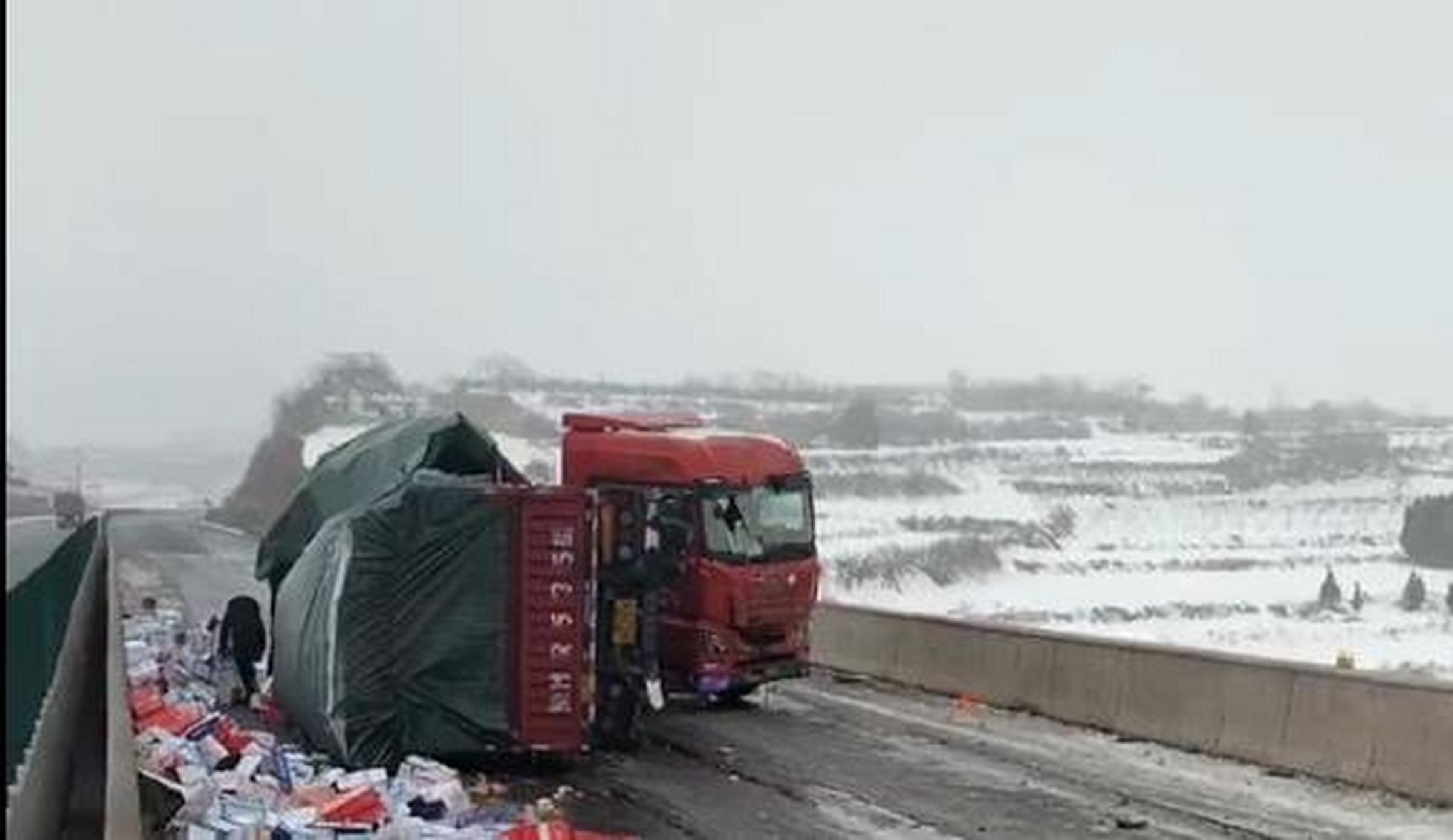 雪天货车事故图片大全图片