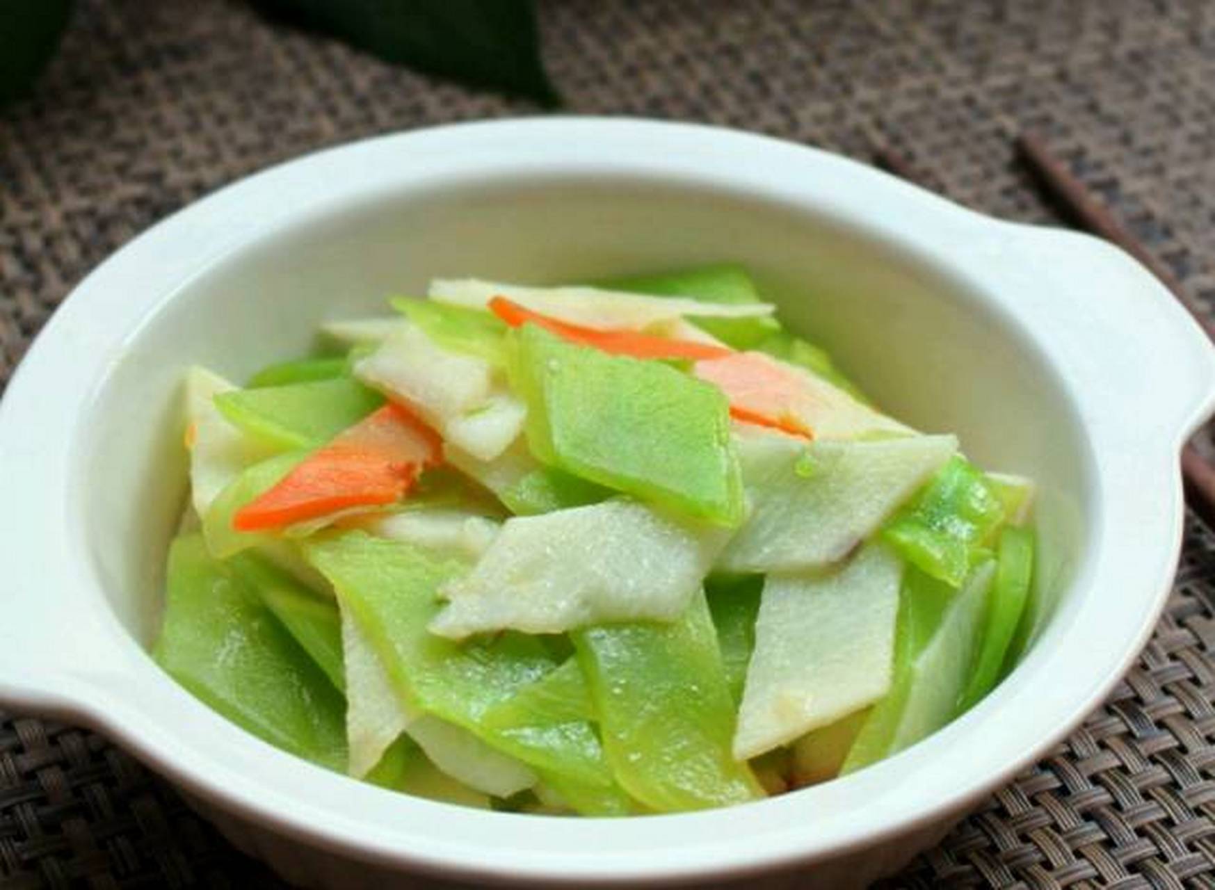 家常清炒莴笋山药 食材: 莴笋去皮半根(130克),胡萝卜20g 山药150g,盐