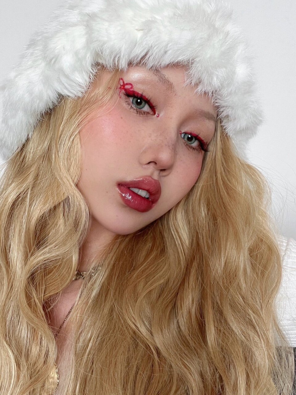 姐妹们,圣诞节快到了,今天给大家安利一个超级可爱的蝴蝶结妆容!