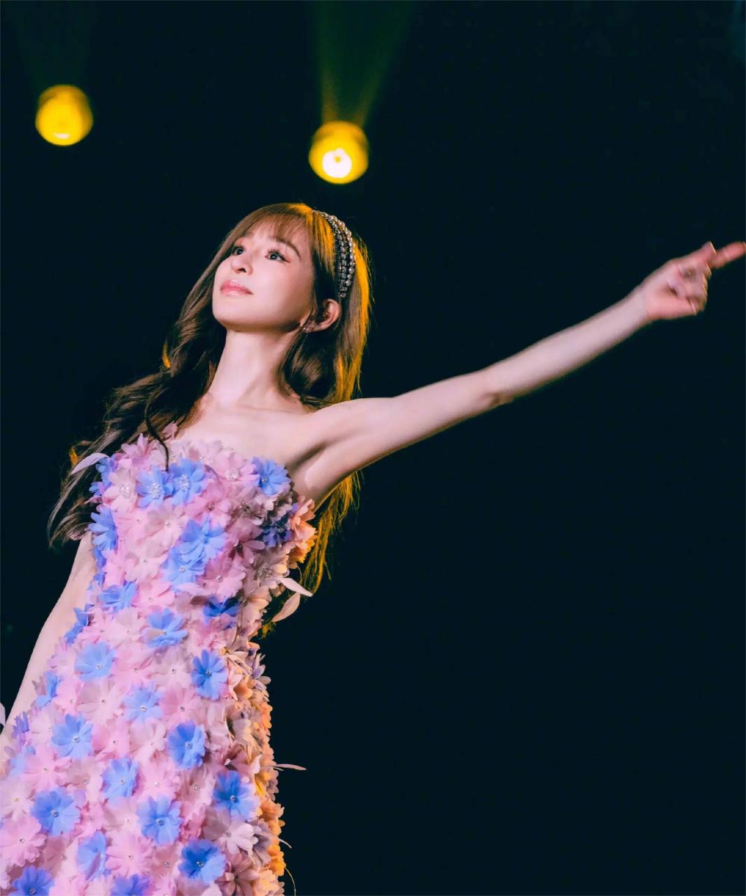 王心凌身穿鲜花抹胸裙唱歌,舞台上比心自带仙气