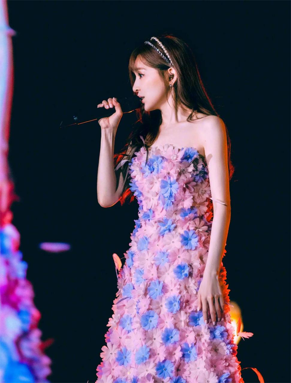 王心凌身穿鲜花抹胸裙唱歌,舞台上比心自带仙气