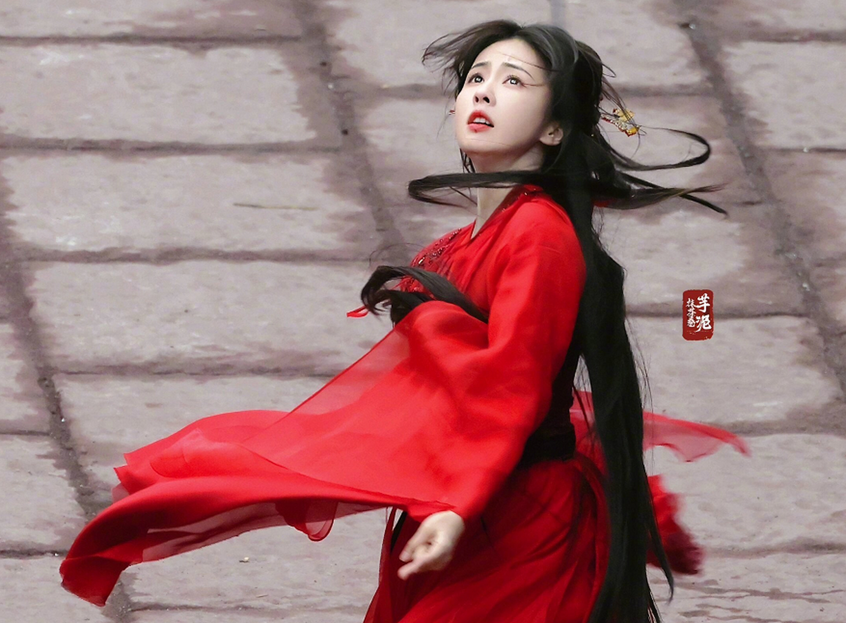 白鹿《白月梵星》的红衣打戏,状态还不错,期待成片!