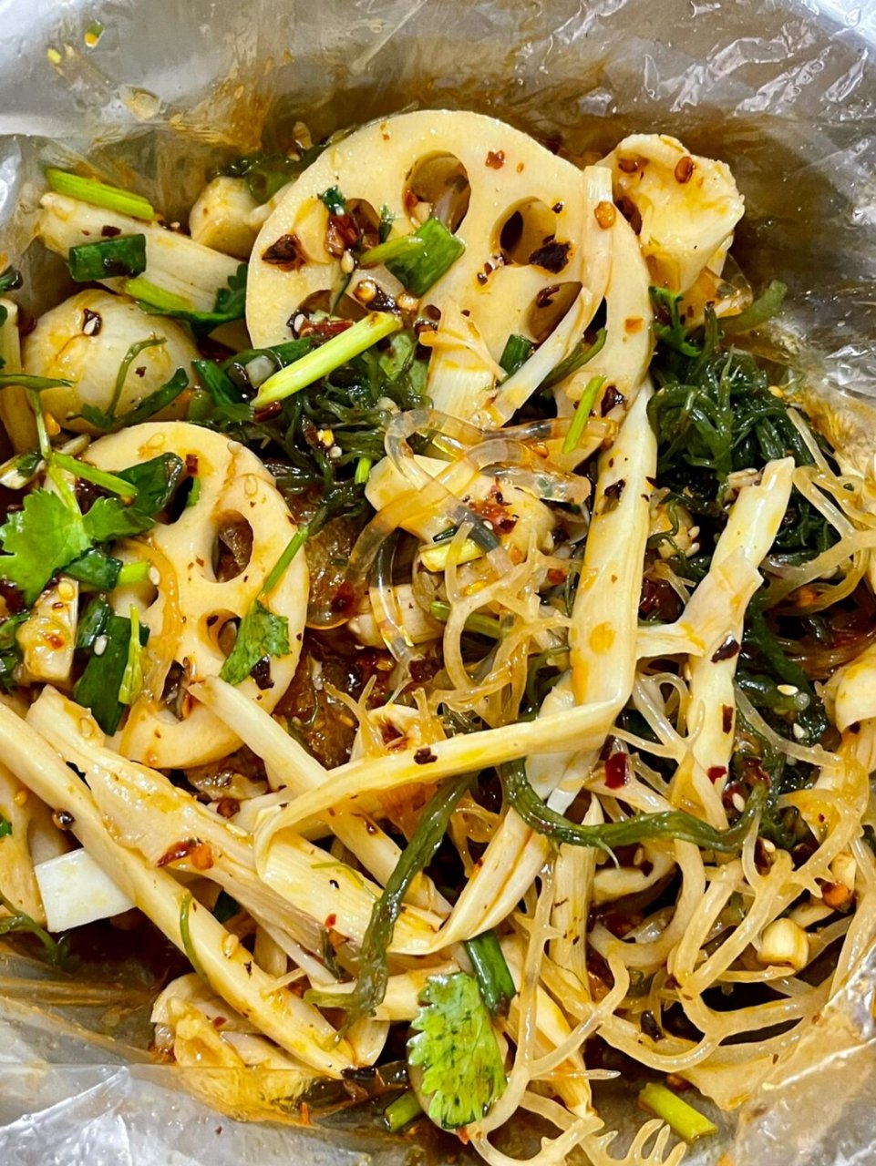 广州菜市场凉拌菜  在拌菜的时候,老板会加入香油,辣椒,葱和香菜,还会