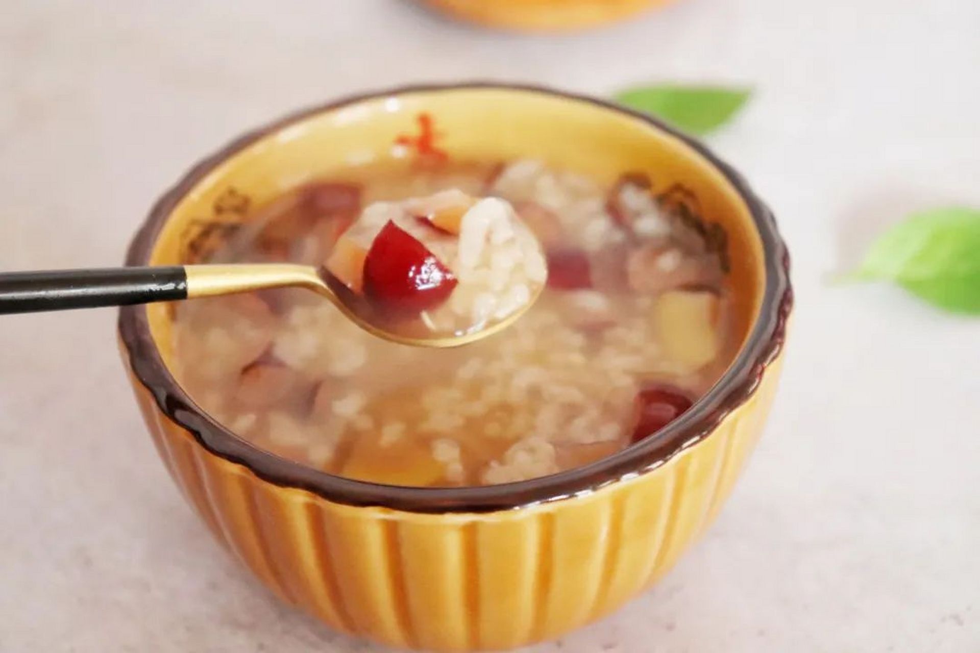 食材: 板栗几颗,红枣几颗 大米一小把 做法: 1.