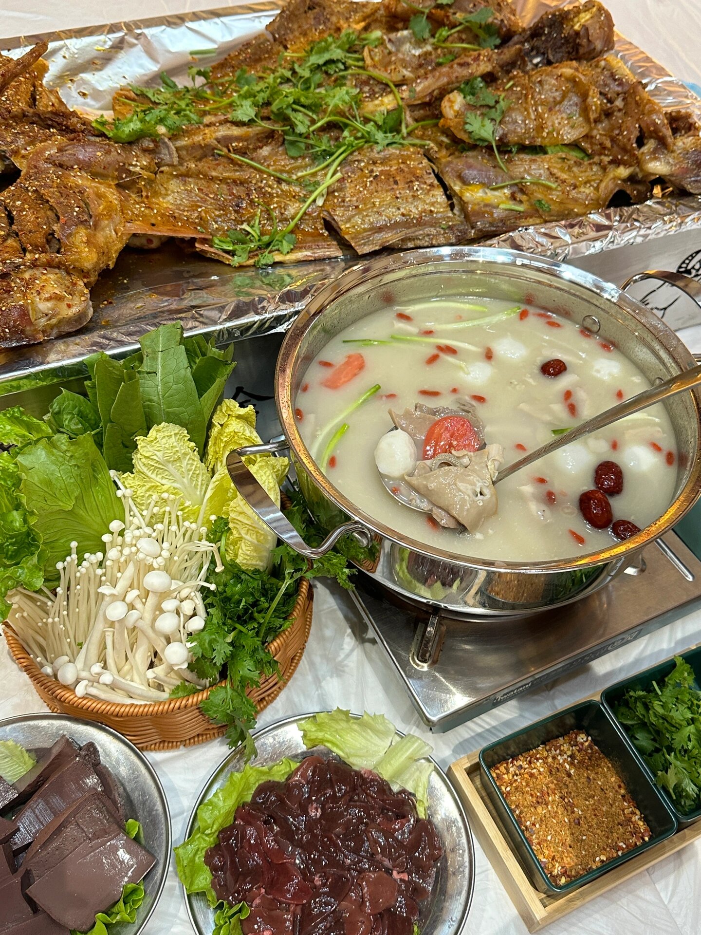 撕开吃还有汁水大口吃肉更爽热乎乎的鱼丸羊杂锅先来一碗汤暖暖胃