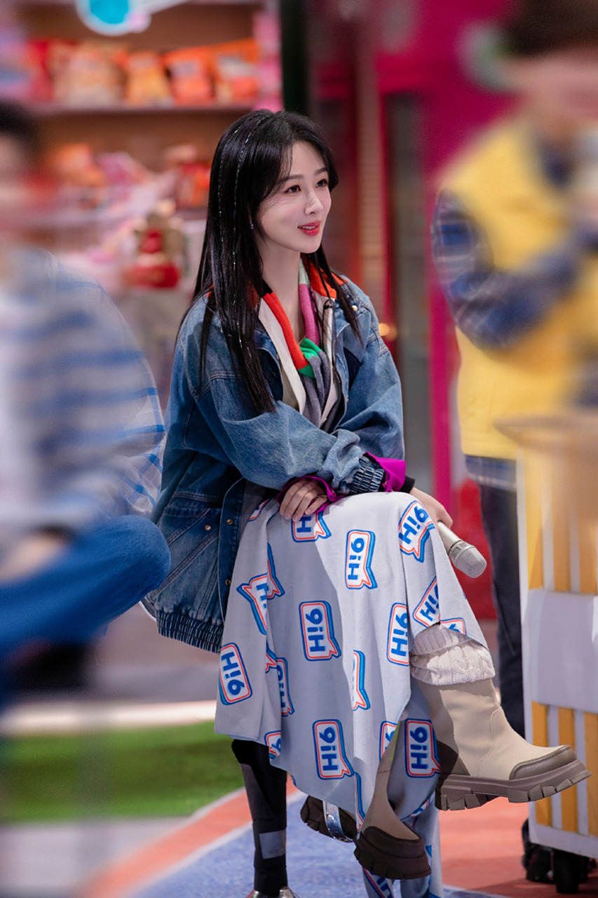 杨紫牛仔外套搭配牛仔短裤叠穿白色衬衫,青春减龄又时尚.