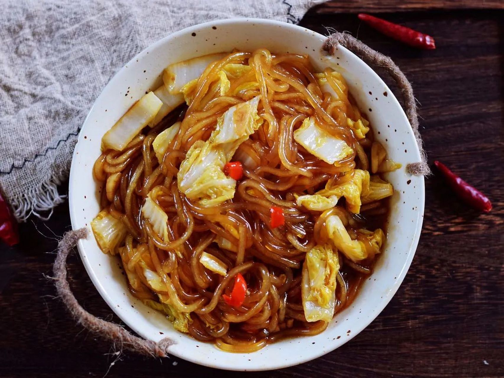 酸辣过瘾好吃到转圈圈丨酸辣白菜粉条  食材: 娃娃菜1棵,粉条适量 盐