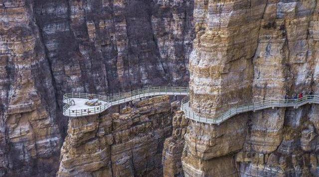 河北的一座白石奇山!立于悬崖峭壁之上,地势险要还万年不倒!