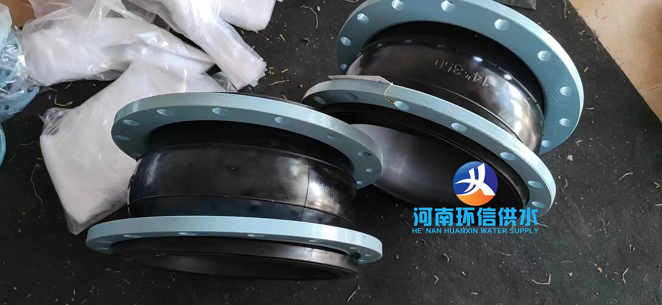 法兰式柔性橡胶软连接是一种常用的管道连接器,由法兰和橡胶软连接头