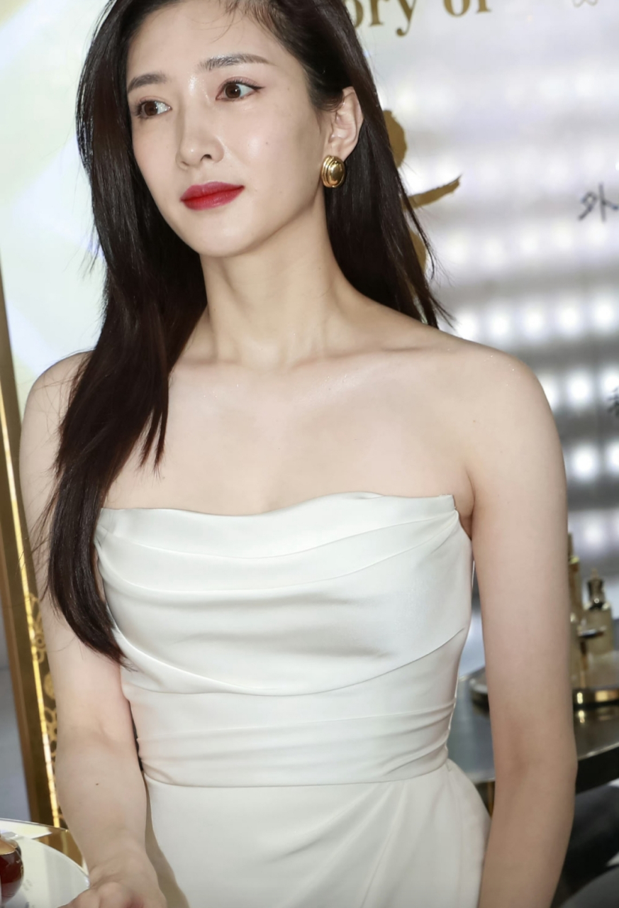 江疏影一袭白色抹胸高开叉礼服,落落大方,优雅从容,怼脸拍的生图太能