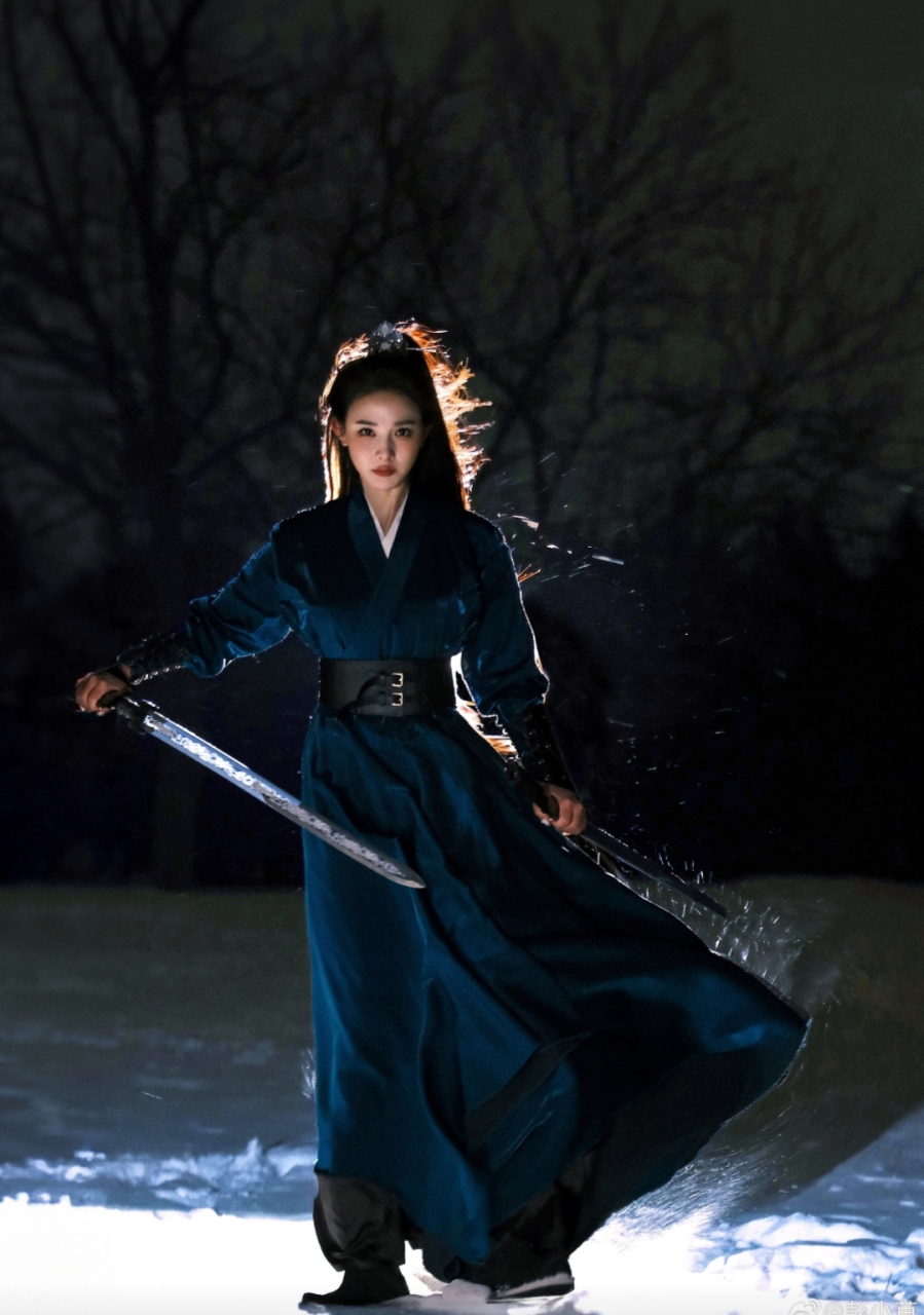 彭小苒一身侠女装扮,又飒又美,女侠行走江湖的画面感直击大脑深处,让