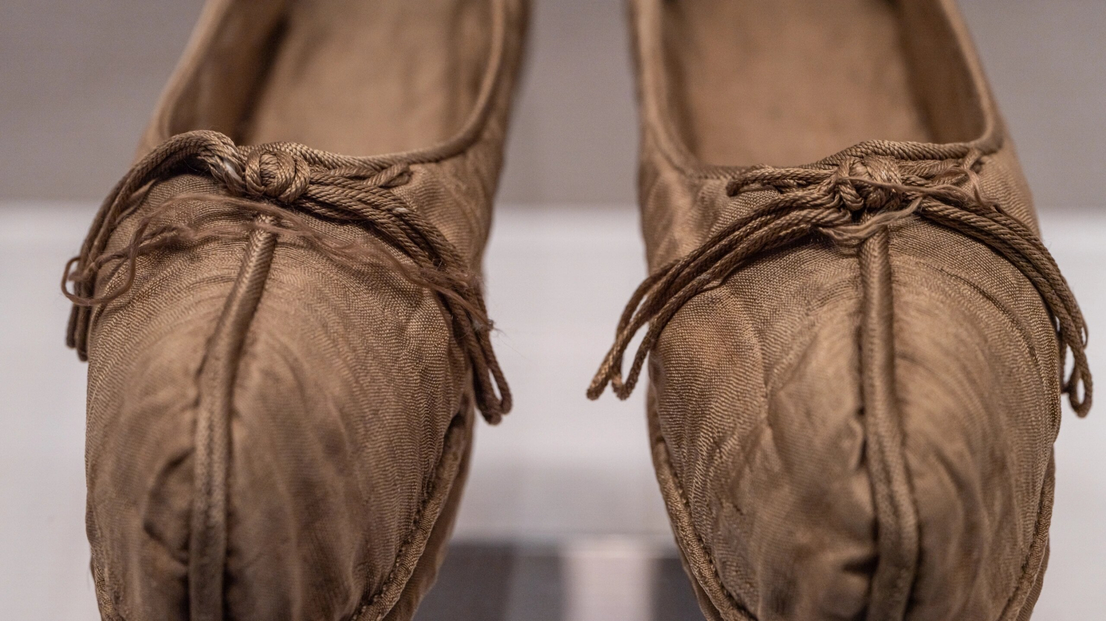 在江苏出土的宋代鞋子,全部用娟制作,在当时也只有王公贵族能穿这样的