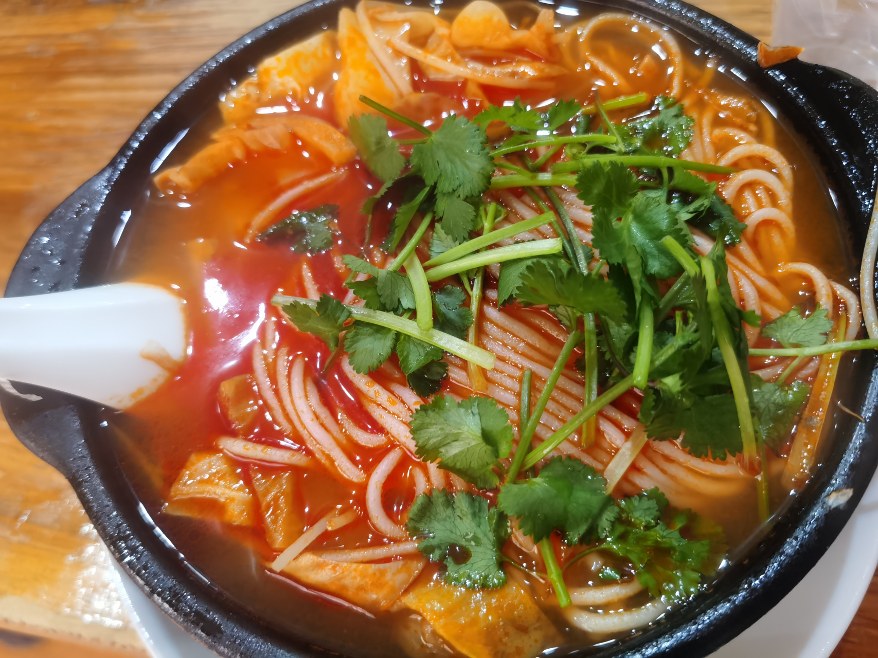 贵州砂锅酸汤粉是一道具有浓郁地方特色的美食,源自贵州省.