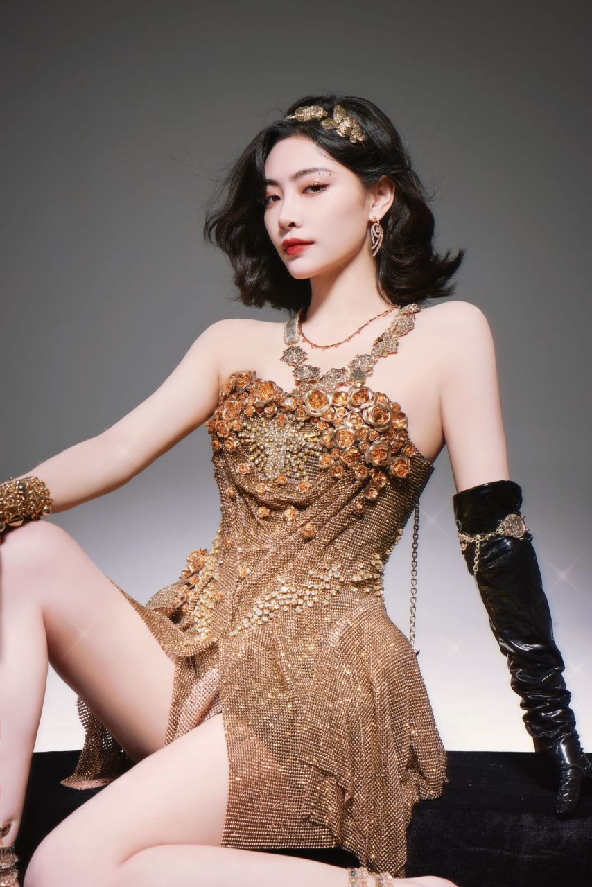 许佳琪的身材非常匀称,比例完美,曲线优美尤其这双大长腿,简直不要太