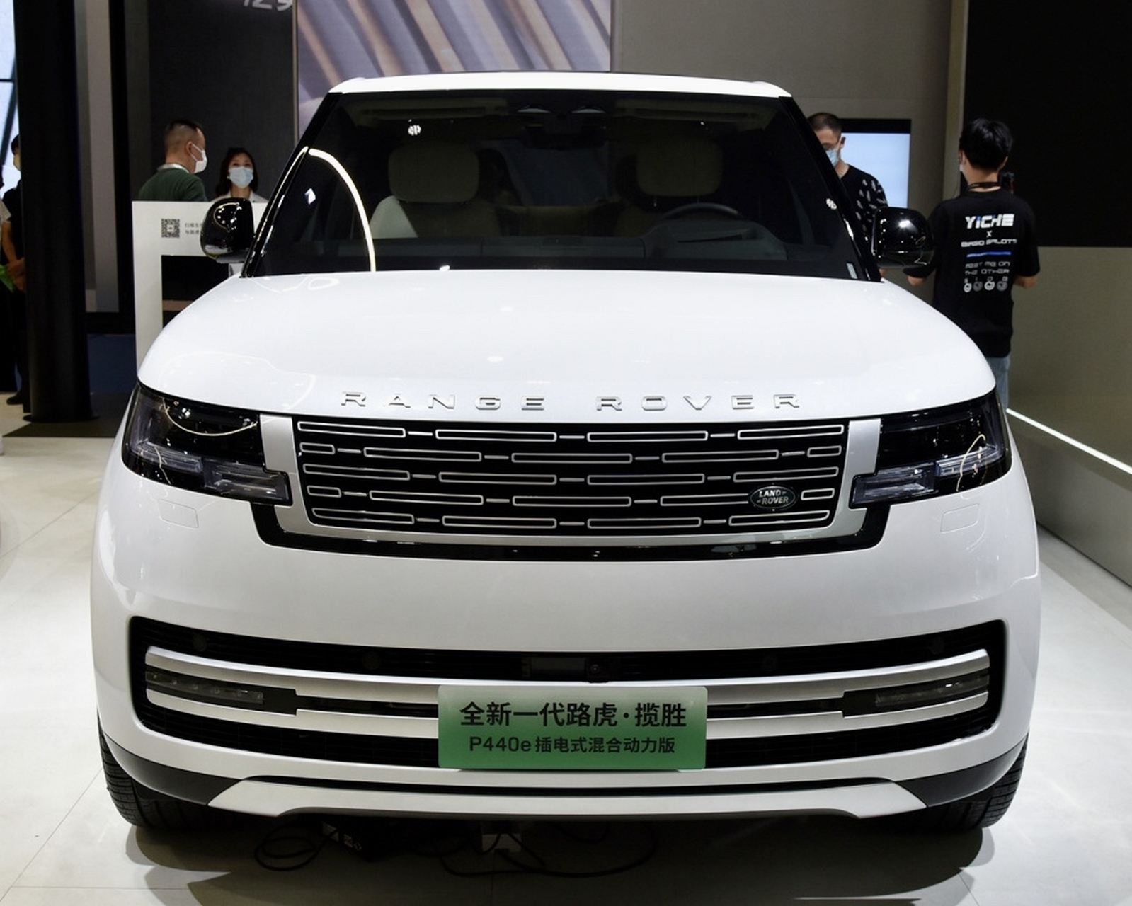 2024款全新一代路虎揽胜,插电式混合动力版展台实拍图,外观和纯油版别