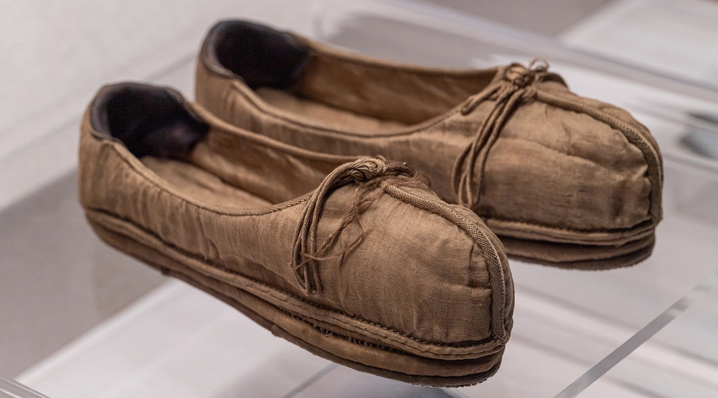 在江苏出土的宋代鞋子,全部用娟制作,在当时也只有王公贵族能穿这样的