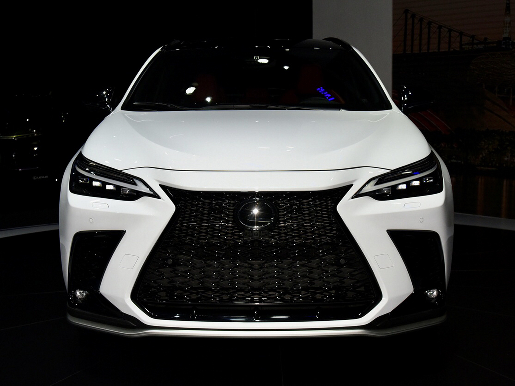 雷克萨斯nx350h,这是我见过的中型suv里尾部贯穿尾灯设计最好的一个