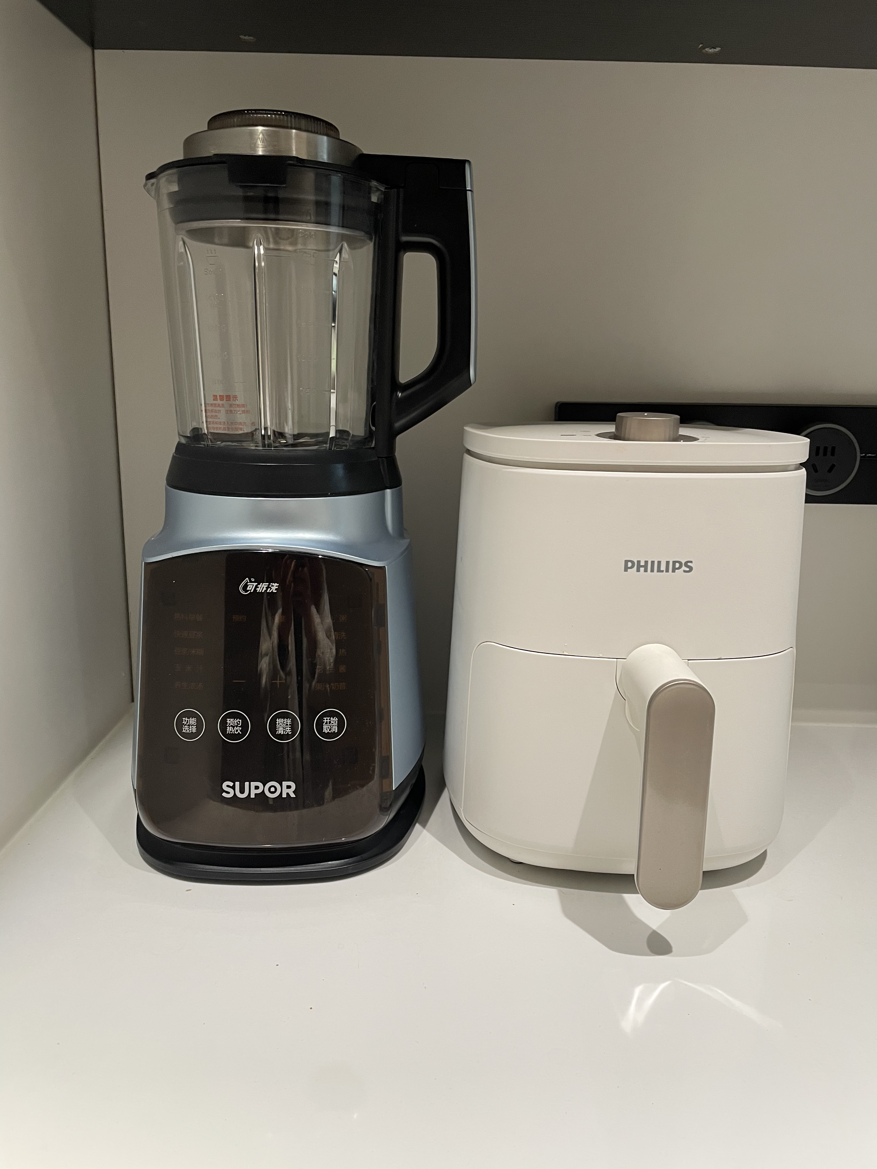 我是怎么让电器凌乱的电线隐形的? 用的这个有点像蝴蝶形状的理线器