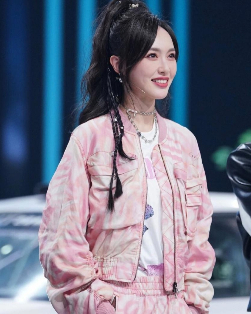 唐嫣的状态也太好了吧,满满的少女感,一身粉色装扮,高马尾造型,清新