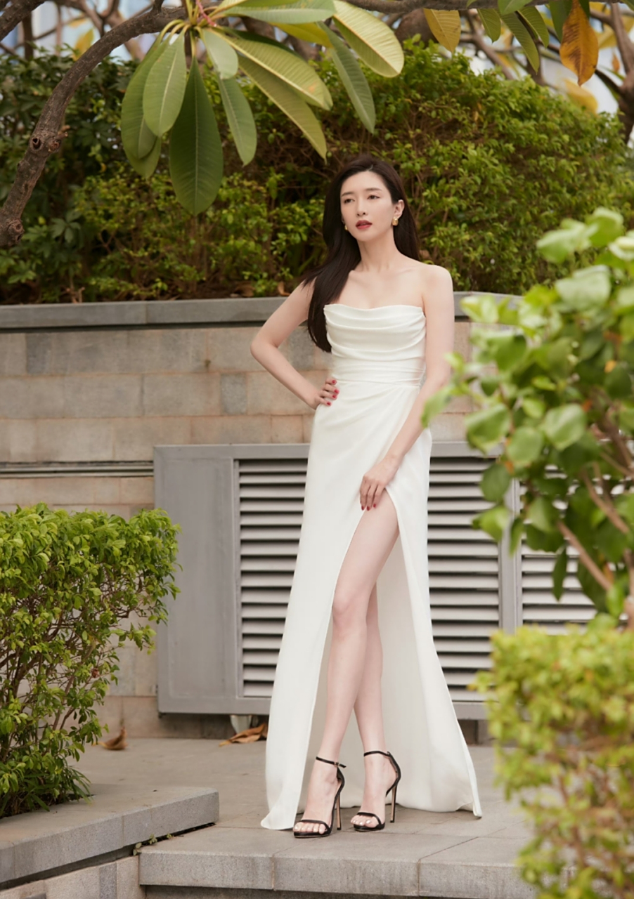 江疏影一袭白色抹胸高开叉礼服,落落大方,优雅从容,怼脸拍的生图太能