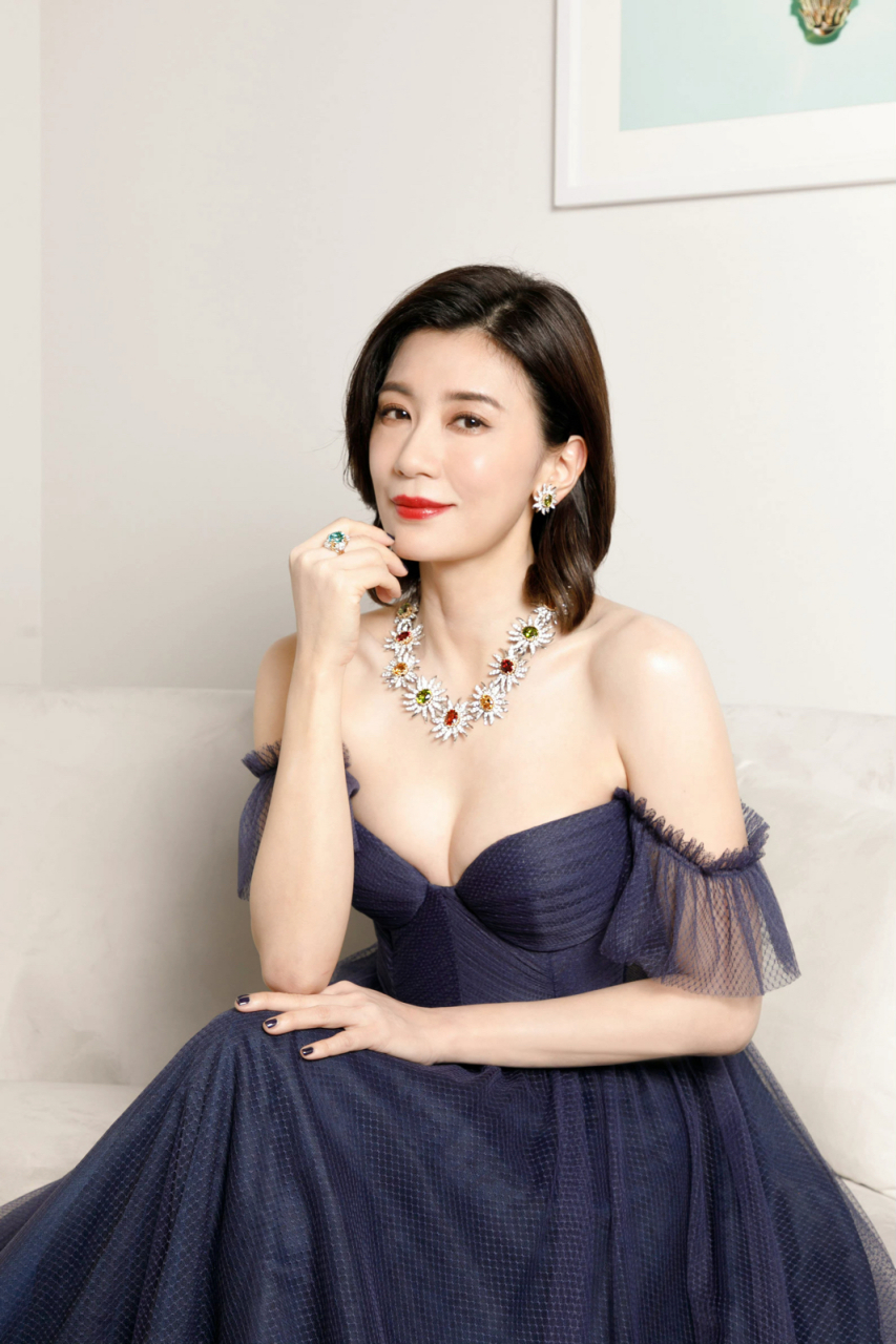 贾静雯是一位华语影视女演员和节目主持人,她于 1974 年 10 月 7 日