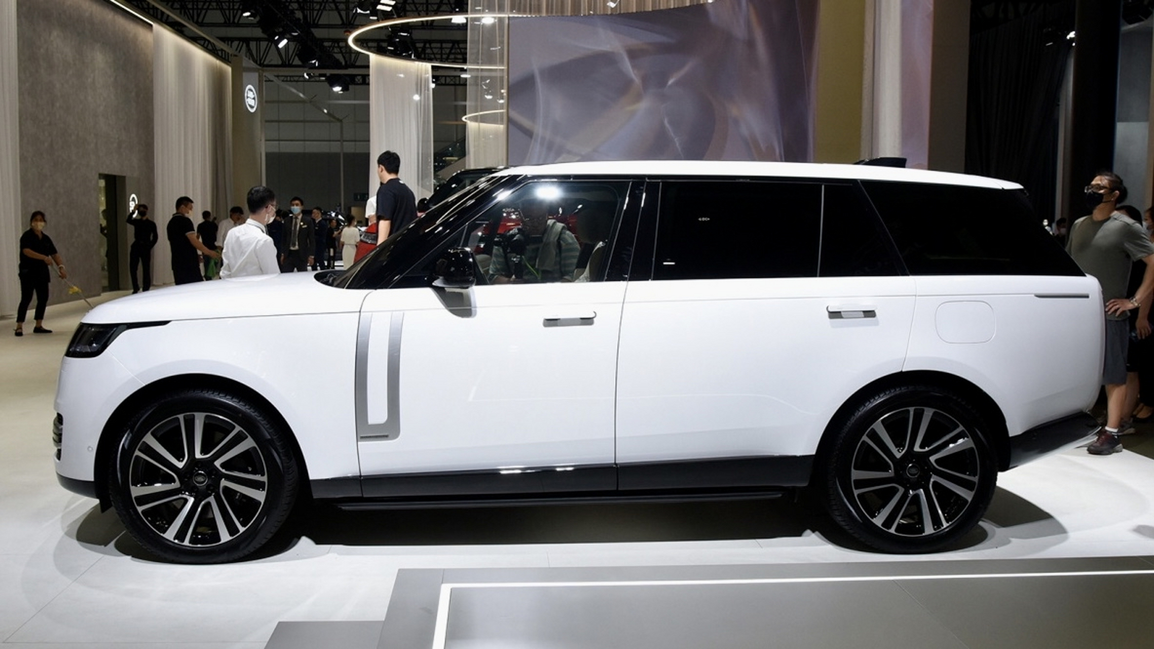 2024款全新一代路虎揽胜,插电式混合动力版展台实拍图,外观和纯油版别