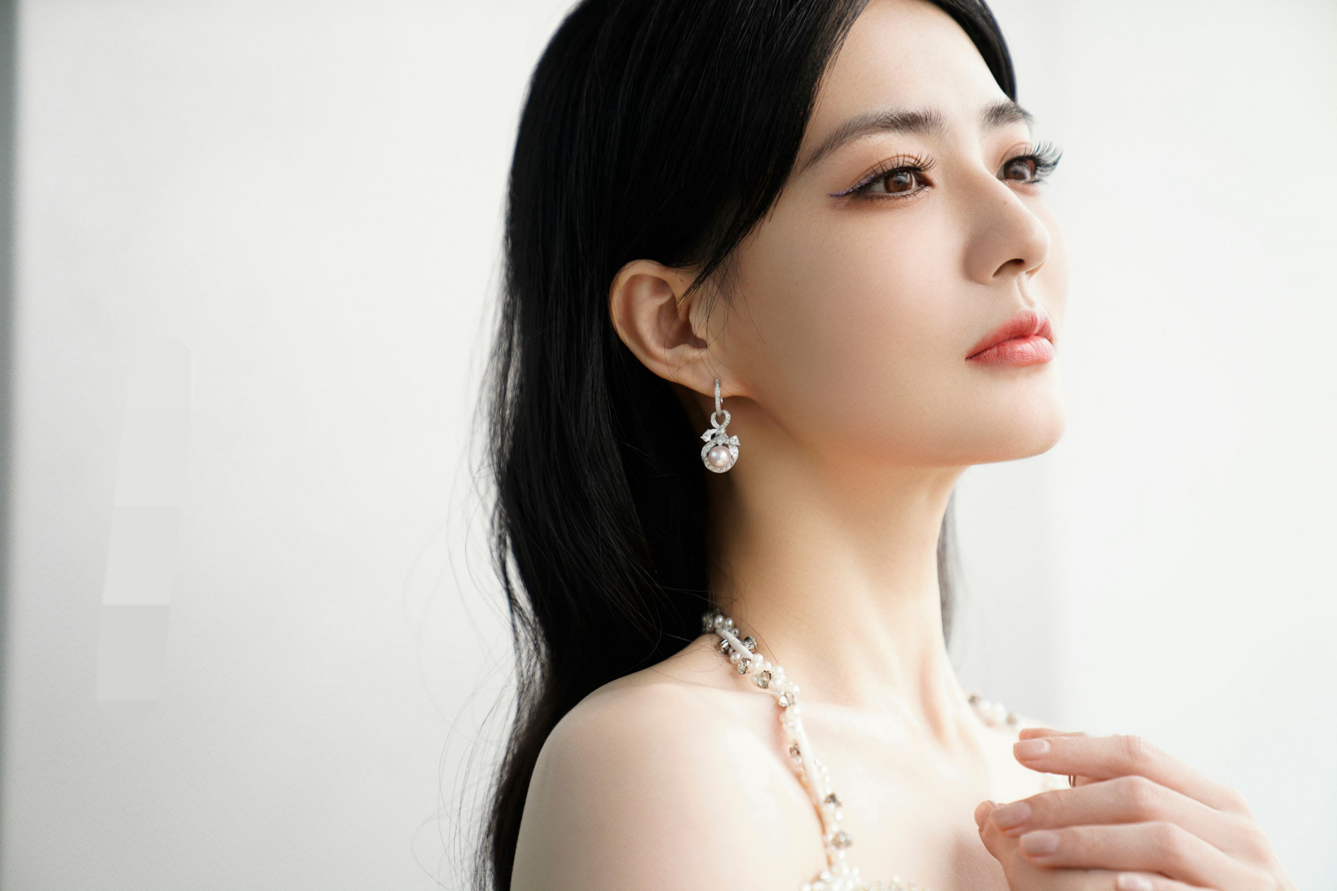 海南岛国际电影节闭幕式银色深v吊带裙,举手投足间皆是闪耀#养眼美女