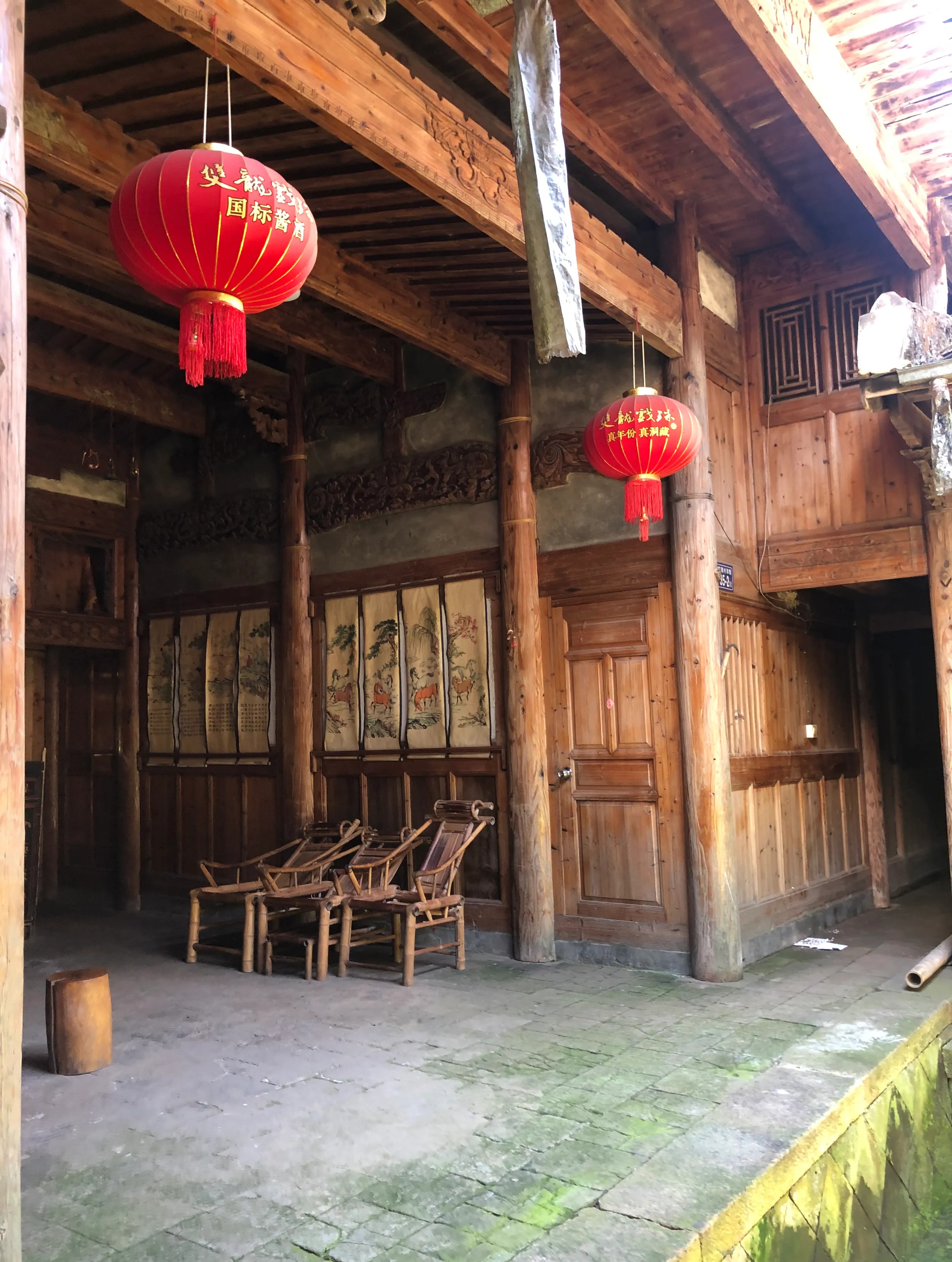 有时,贫穷的痕迹是难以掩盖的,在我们单位,有一位