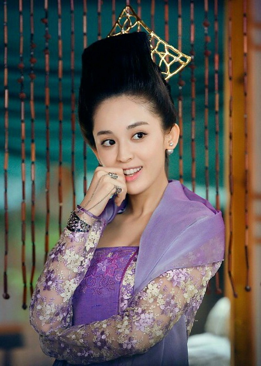 现在再看古力娜扎在青丘狐传说中的造型真的好奇葩,但她真的好漂亮.